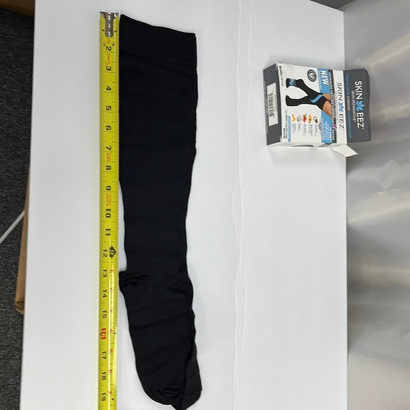 SKIN ZEEZ®
SKIN-REPARATIVE®
MEDICAL GRADE HYDRATING COMPRESSION SOCKS - Picture 3 of 5